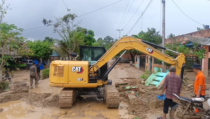 Pasca Banjir, Warga dan BPBD Bersihkan Material Lumpur