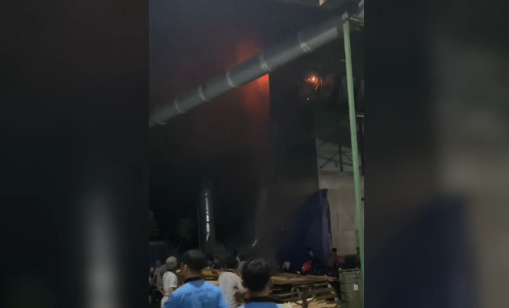 Diduga Mesin Meledak, Pabrik Kayu di Jombang Habis Terbakar