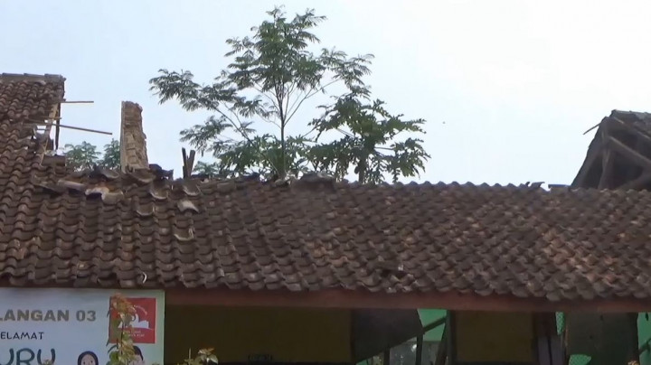 Atap Sekolah di Jember Ambruk Saat Kegiatan Belajar