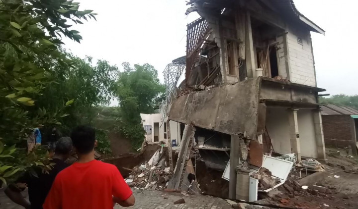 Rumah Warga di Ponorogo Ambruk Diterjang Longsor