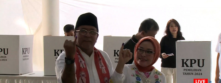 Rano Karno Nyoblos di TPS 065, Ditemani Istri dan Cucu