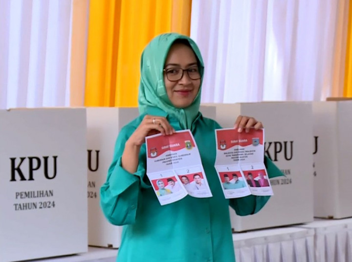 Airin Rachmi Diany Gunakan Hak Pilih di TPS 15 Serpong Utara