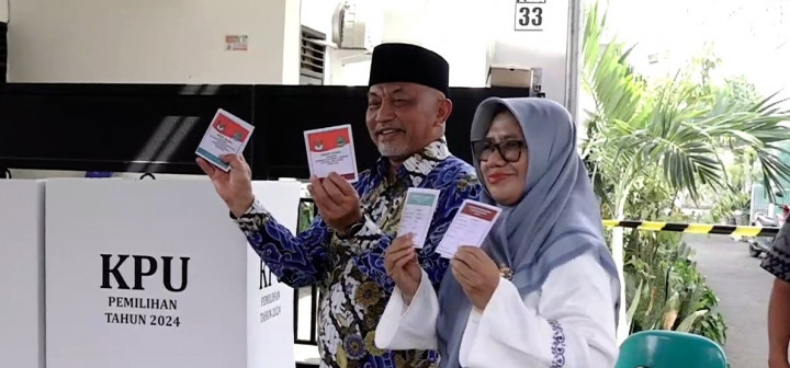 Cagub Jabar Ahmad Syaikhu Salurkan Hak Suaranya di Bekasi