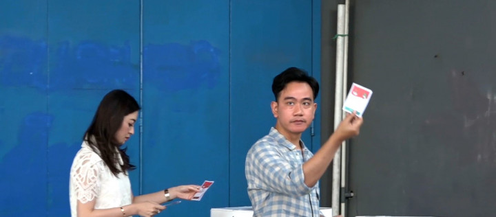 Wapres Gibran Nyoblos Pilgub Jateng dan Pilwakot Surakarta di TPS 018