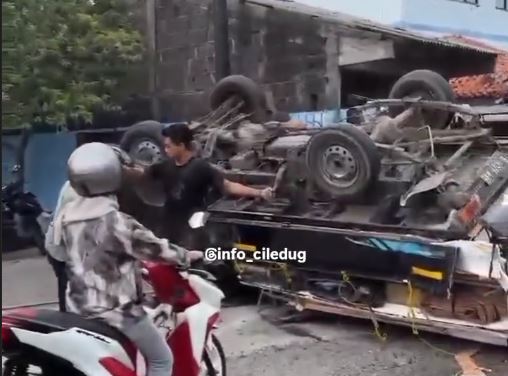 Diduga Mabuk, Toyota Hilux Hilang Kendali di Cipondoh