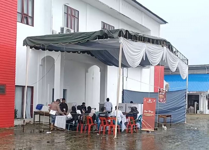 Hujan Deras Terus Mengguyur, TPS di Batubara Sepi Pemilih