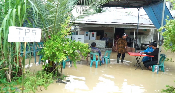 TPS 001 Tanjung Gusta Banjir, Warga Tetap Nyoblos di Genangan Air