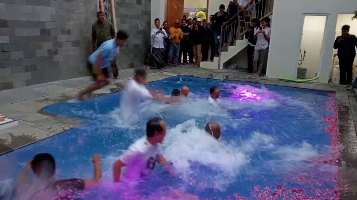 Menang Quick Count, Calon Bupati Subandi dan Tim Pemenangan Nyebur Kolam