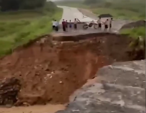 Dampak Hujan Lebat, Jalur Hambalang Menuju Puncak 2 Putus