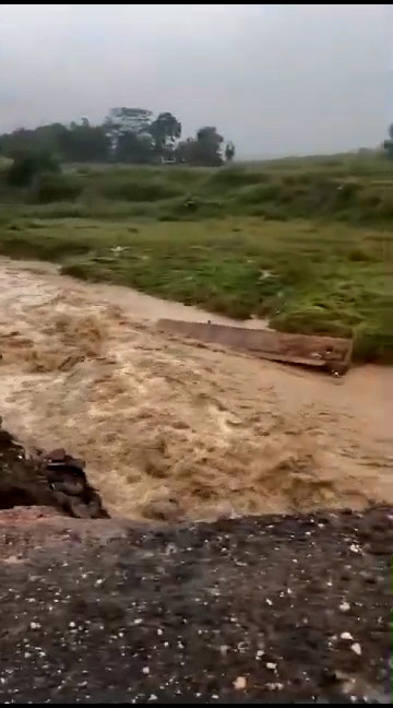 Jembatan Penghubung Antar Kecamatan Putus Diterjang Banjir Bandang