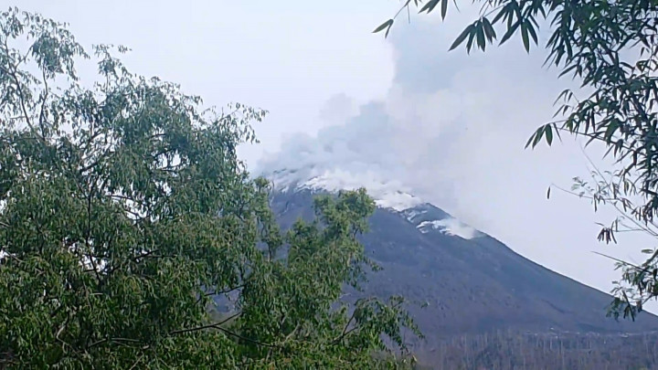 Erupsi Gunung Lewotobi  Fluktuatif, 1 Pengungsi Meninggal di Pengungsian