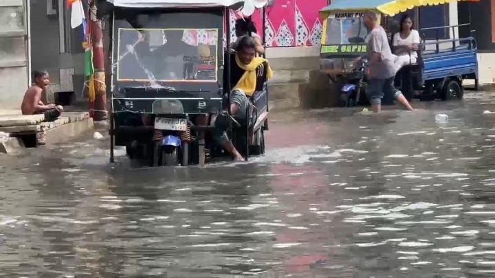 Banjir Rob Kembali Melanda Permukiman Warga di Muara Angke Jakut