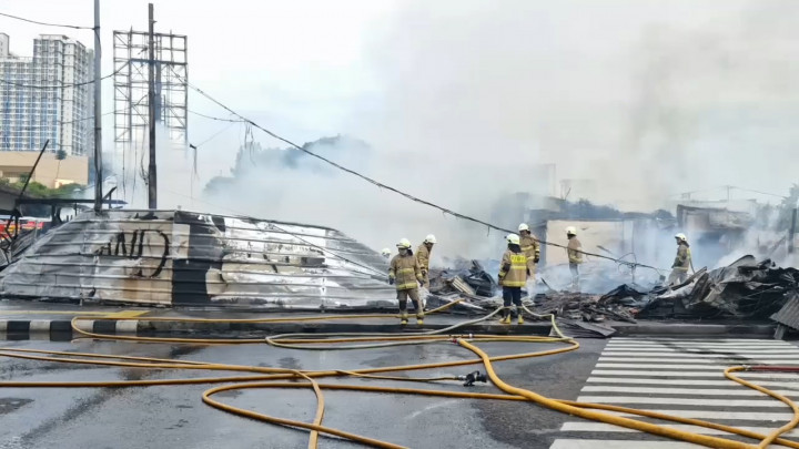 Kebakaran Hebat Hanguskan 50 Kios di Bekas Pasar Pojok Pramuka