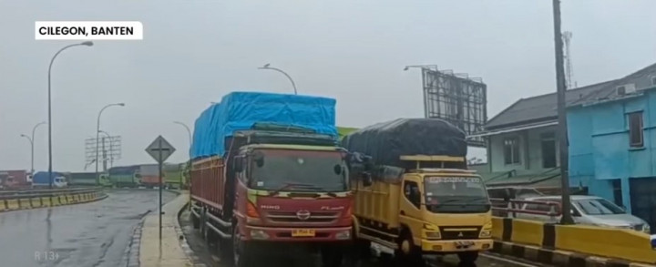 Cuaca Buruk, Penyeberangan di Pelabuhan Merak Dihentikan Sementar