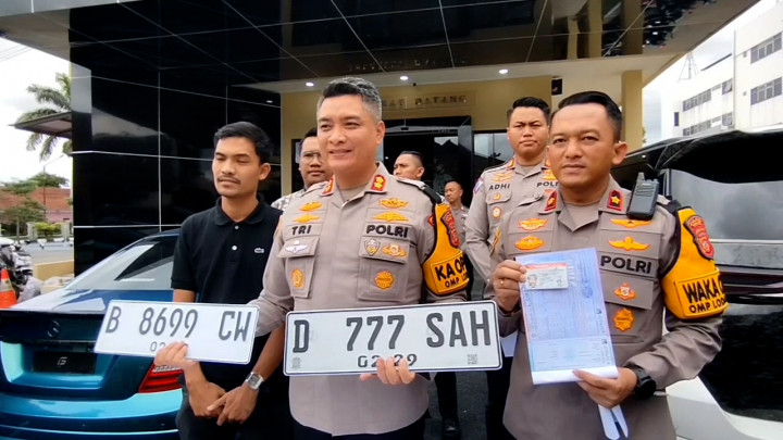 Viral Dua Unit Mobil Mewah dengan Plat Nomor Kembar, Polisi Bertindak