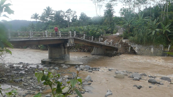 Jembatan Penghubung di Banjarnegara Nyaris Ambles, Akses Jalan Putus