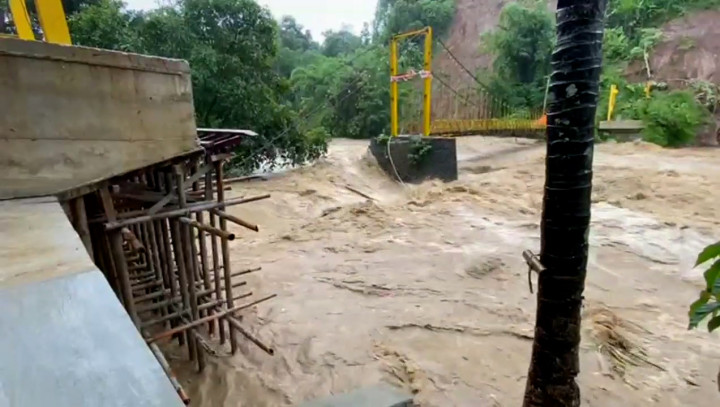 4 Desa Terisolir, Jembatan Lalay di Sukabumi Tergerus Arus Sungai Cimandiri