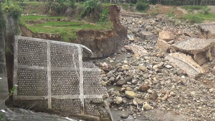 Diterjang Banjir Bandang, Jembatan Penghubung Jatim-Jateng Ambruk