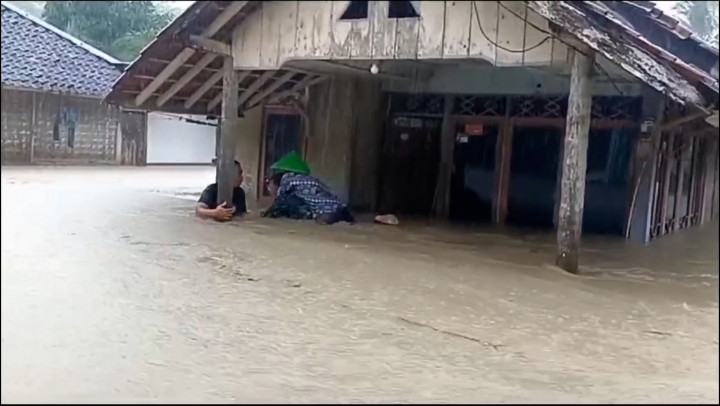 967 Warga Cianjur Terdampak Akibat Banjir Bandang