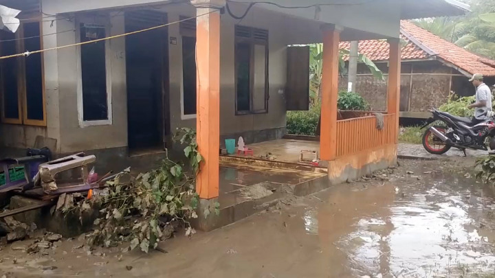 Banjir Bandang di Sukabumi Surut, Warga Mulai Bersihkan Material Lumpur