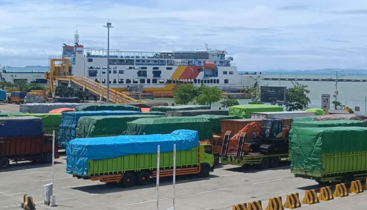 Cuaca Buruk, Antrean Truk Tersendat 12 Jam di Pelabuhan Merak