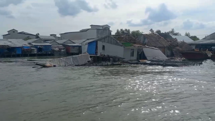 Tanah Merah Inhil Diterjang Longsor, 11 Rumah Warga Ambruk ke Sungai