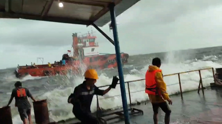 Cuaca Ekstrem, 2 Tugboat Tenggelam di Perairan Tabanio