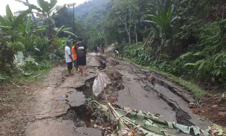 Dampak Pergerakan Tanah, Akses Jalan Penghubung di Sukabumi Amblas