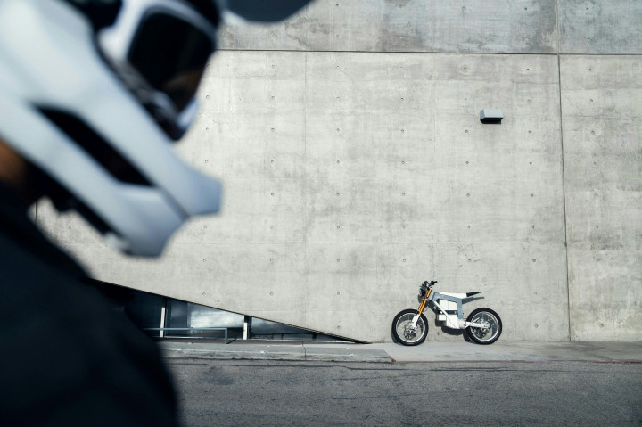 Tips Jitu Berkendara Motor Listrik Aman, Nyaman, dan Hemat Energi