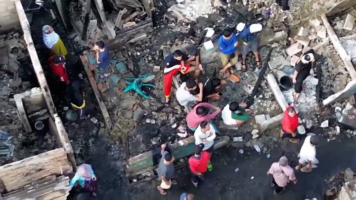 Pasca Kebakaran Kemayoran, Warga Berjuang Cari Sisa Barang Berharga