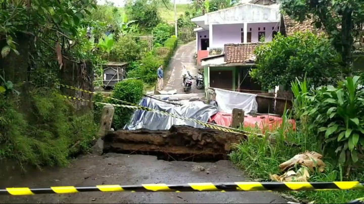 Jembatan Ambruk, Akses Dua Desa di Cigombong Bogor Terputus