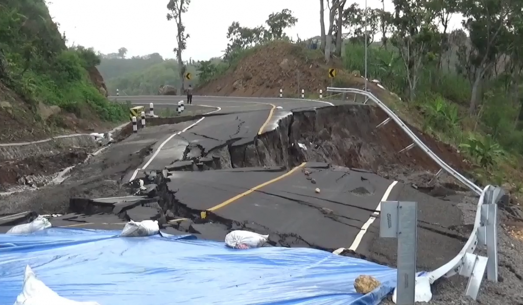 Jalan Ambles di Kelok 9 Selatan, Akses ke Pantai Modangan Ditutup Total