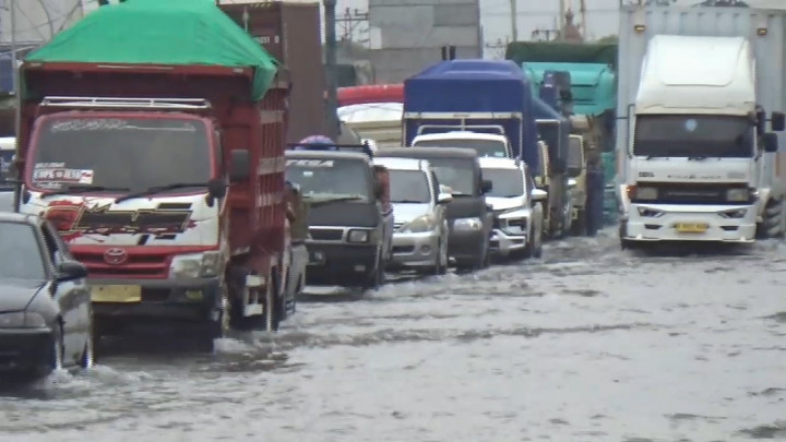 Banjir Rob di Jalur Pantura Demak Semakin Parah, Lalin Tersendat
