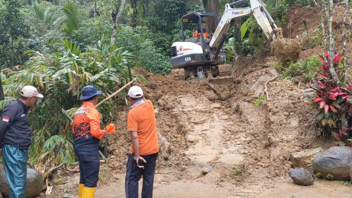 Tanah Longsor di Trenggalek, 11 Kepala Keluarga Terisolir