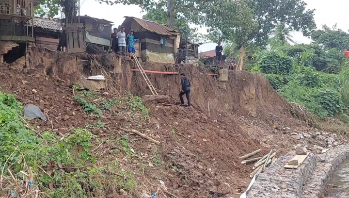 Abrasi Sungai, Belasan Rumah Terancam Ambruk