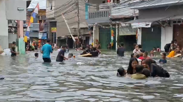 Air Rob Kembali Rendam Muara Angke, Warga Terpaksa Mengungsi