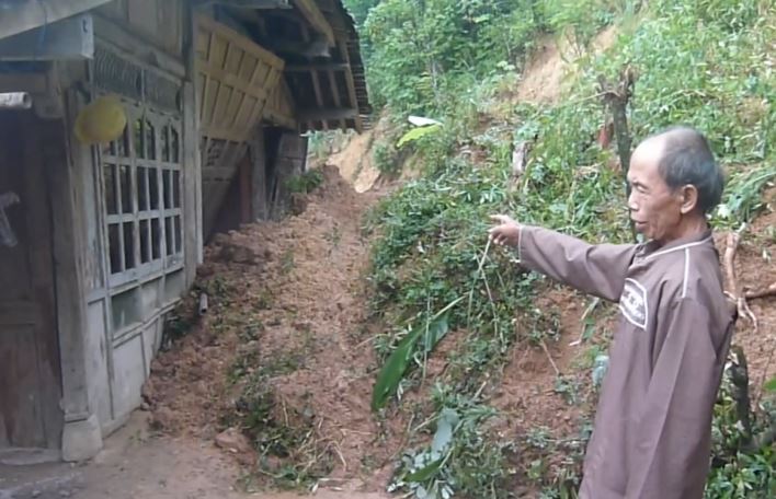 Diguyur Hujan Deras, Tebing Menoreh Longsor Terjang Rumah
