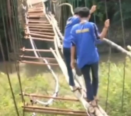 Jembatan Rusak, Siswa di Garut Bertaruh Nyawa Arungi Sungai Demi Sekolah