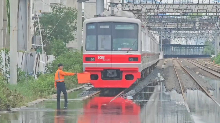Banjir Rob, Jalur Kereta di Sekitar JIS Belum Dapat Dilalui