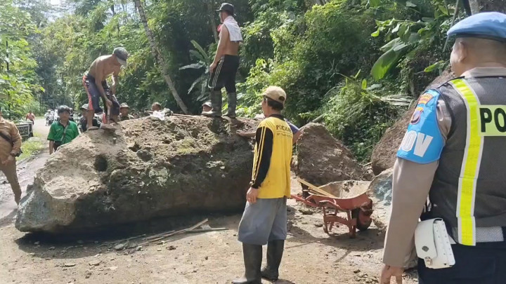 Longsor Batu Besar, Akses Jalan Provinsi di Kebumen Lumpuh Total