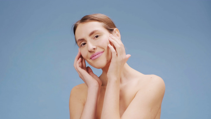 Cara Mengatasi Kulit Wajah Lelah, Rutin Pakai Serum hingga Eksfoliasi