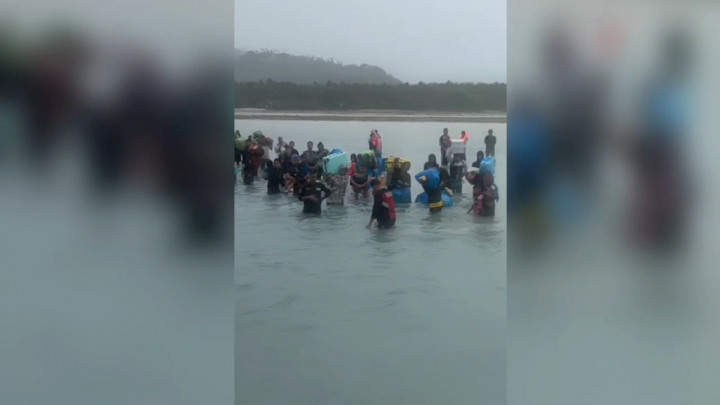 Hindari Ombak Besar, Warga Nyebur di Perairan Sumenep