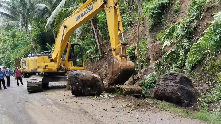 Mengancam Pengguna Jalan, Batu Besar di Atas Tebing Sempor Dievakuasi