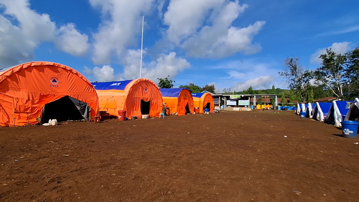 Tenda-tenda Pengungsi Erupsi Lewotobi Diserang Lalat dan Nyamuk