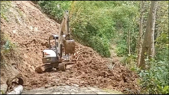4 Hari Terisolasi, Timbunan Longsor di Trenggalek Berhasil Dibuka
