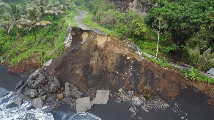 Akses Jalan Alternatif di Lumajang Amblas Akibat Abrasi
