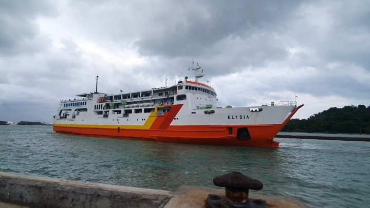 Pelabuhan Merak Dipadati Kendaraan Pribadi Jelang Nataru