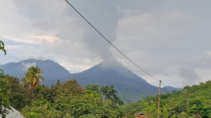 Gunung Lewotobi Laki-laki Meletus Lagi, Kolom Abu 700 Meter