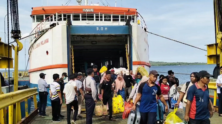 Jelang Nataru, Pelabuhan Simboro Mamuju Terjadi Lonjakan Penumpang