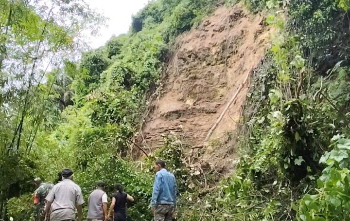 Tebing Setinggi 30 Meter di Majene Longsor, Akses Jalan Lumpuh Total